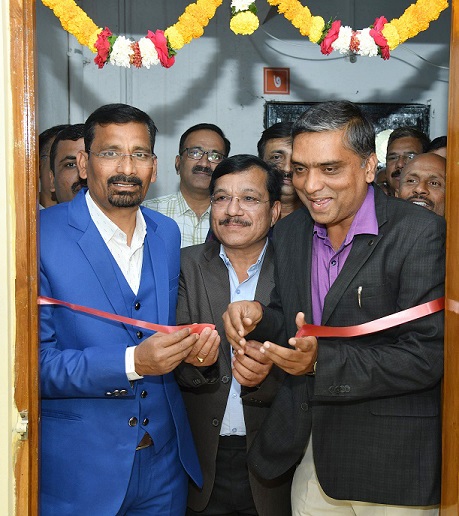 फीत कापून वास्तू प्रवेश 