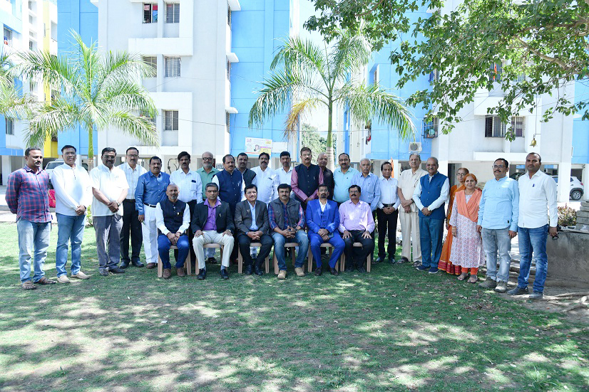 परिषदेचे सर्व पदाधिकारी, कार्यकारी मंडळाचे सदस्य, माजी अध्यक्ष व अन्य उपस्थित आजीव सभासद.